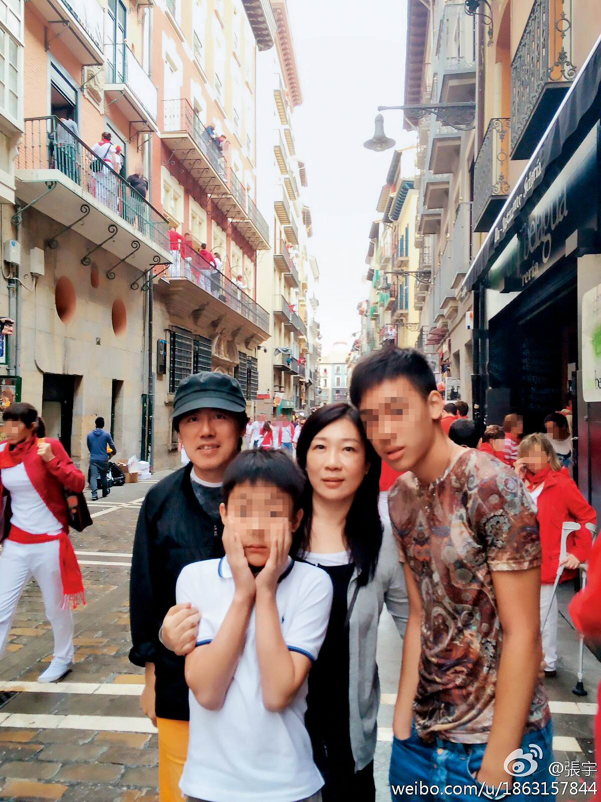 張宇（左一）一家四口感情好，經常一起去旅行。（翻攝自張宇微博）