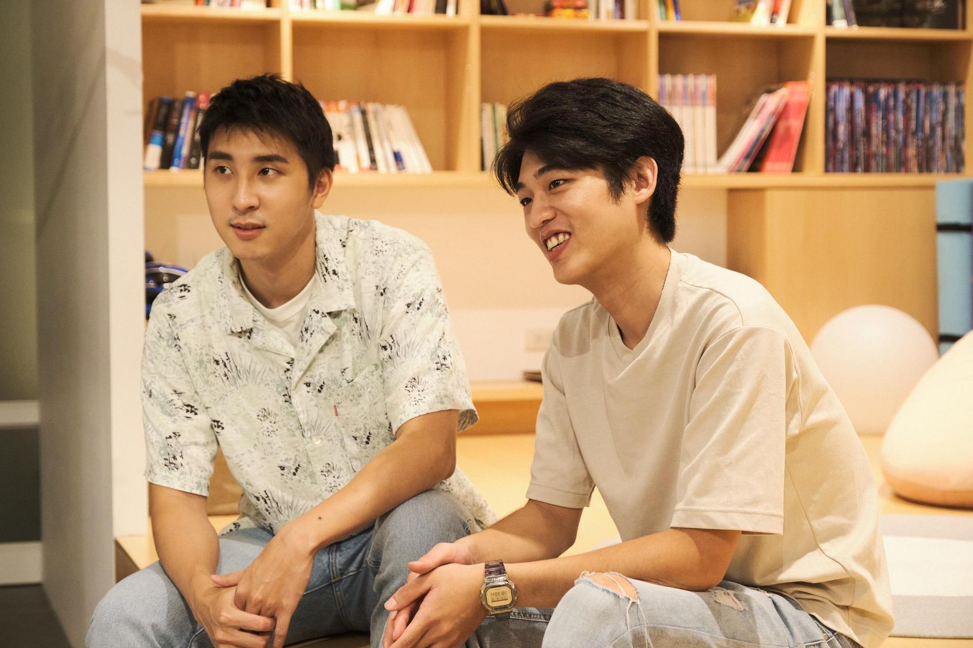 同安小隊謝章穎(右)、胡釋安(左)備受學長林柏宏關照。(公視提供)