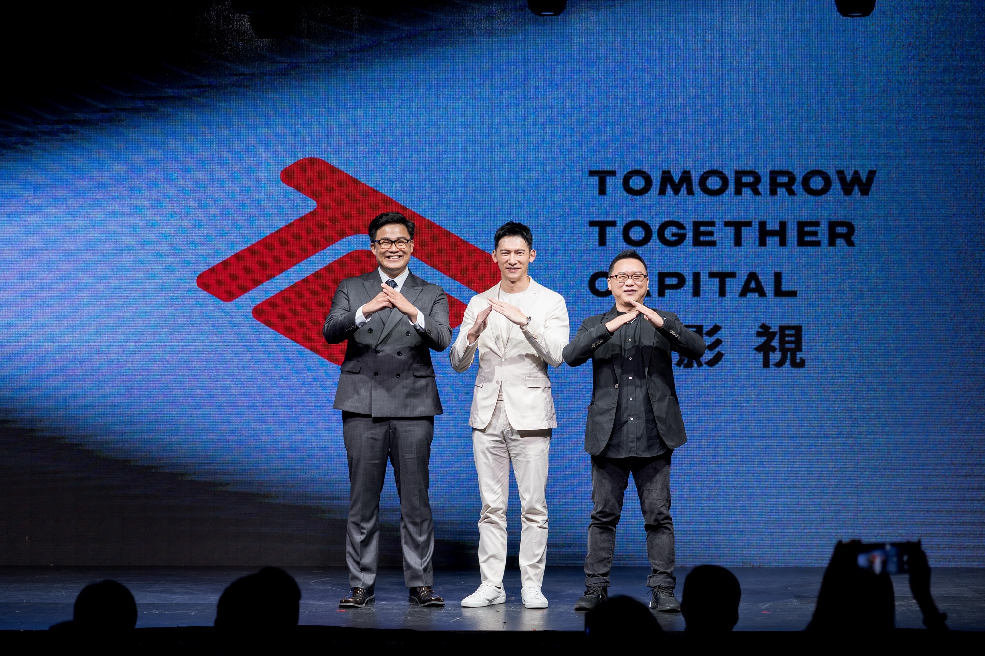 合影視執行長曾瀚賢（左起）與温昇豪、瀚草