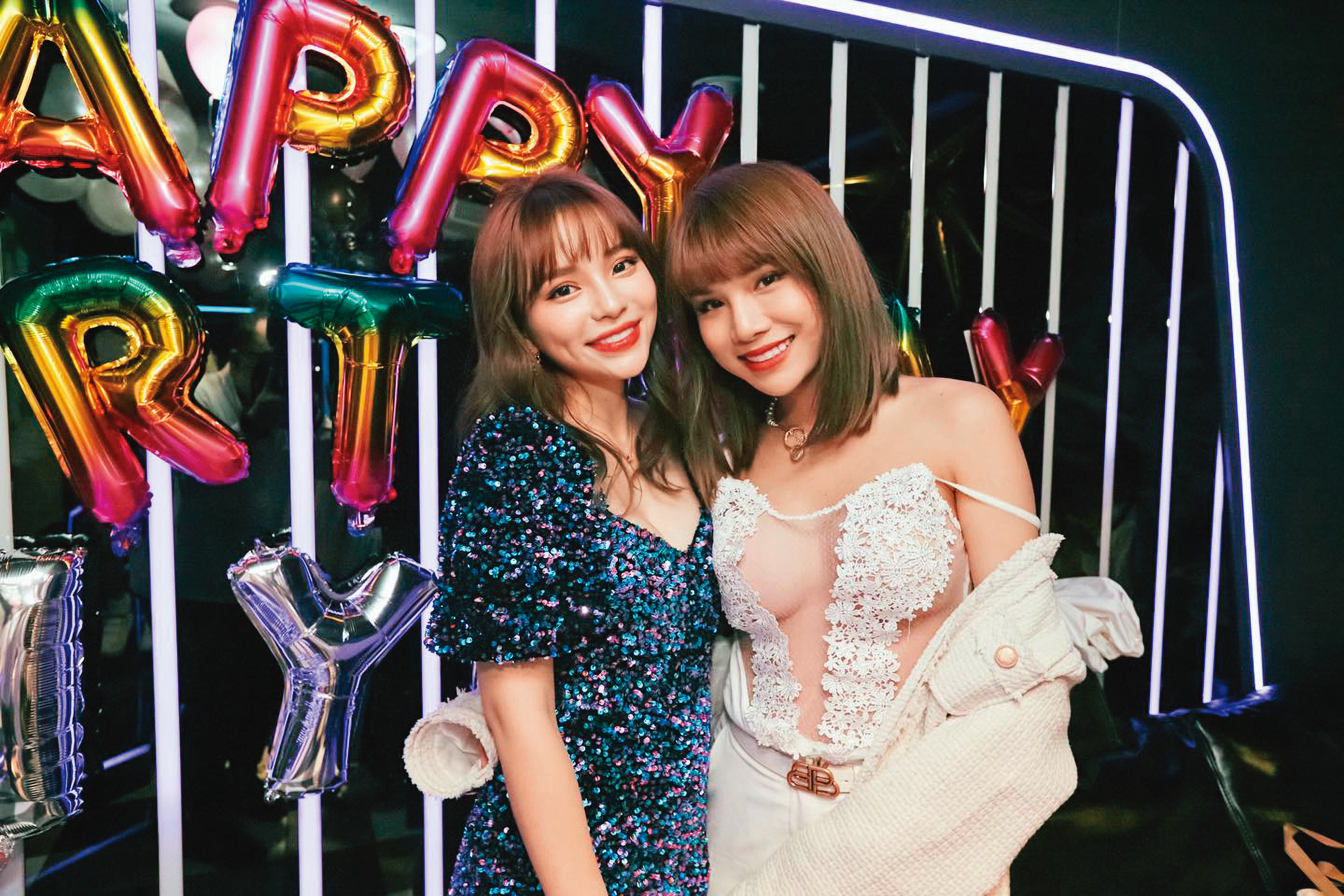 小A辣（右）曾出席斯亞（左）的生日派對，雙姝看來感情不錯，但傳出私下早生嫌隙。（翻攝自小A辣臉書）