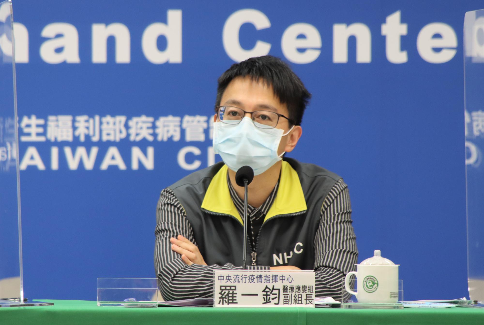 近期因本土疫情呈多點發散，相關防疫人員工作更加繁重，羅一鈞特別向部長請假，只因為要回家洗衣服。（指揮中心提供）