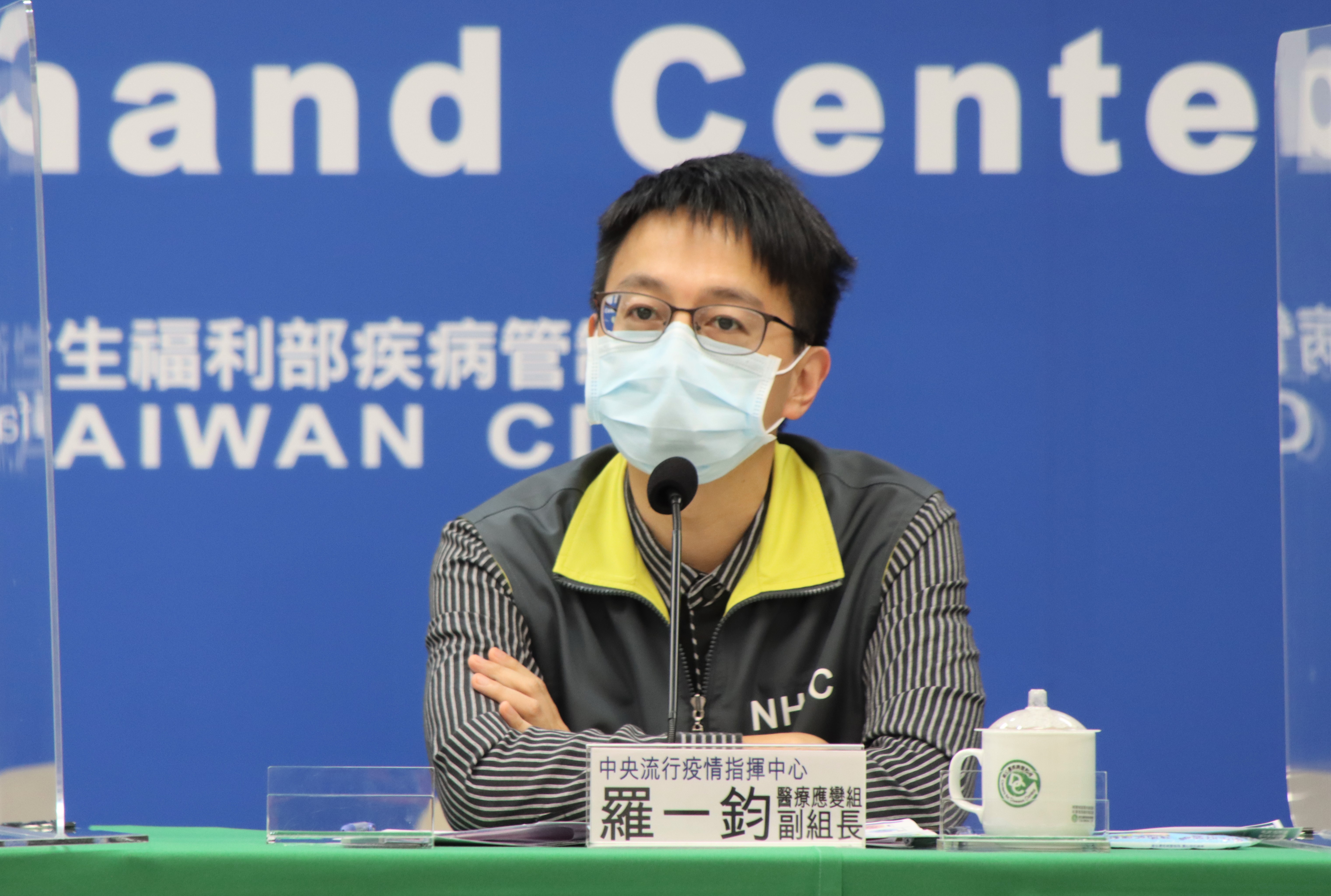 近期因本土疫情呈多點發散，相關防疫人員工作更加繁重，羅一鈞特別向部長請假，只因為要回家洗衣服。（指揮中心提供）