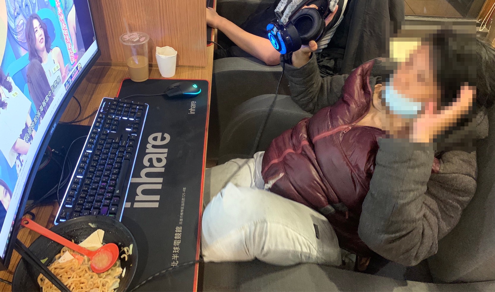 蔡姓女慣竊偷走國小生零用錢被警方查獲，卻只關心還沒吃的麵快爛了。（翻攝畫面）