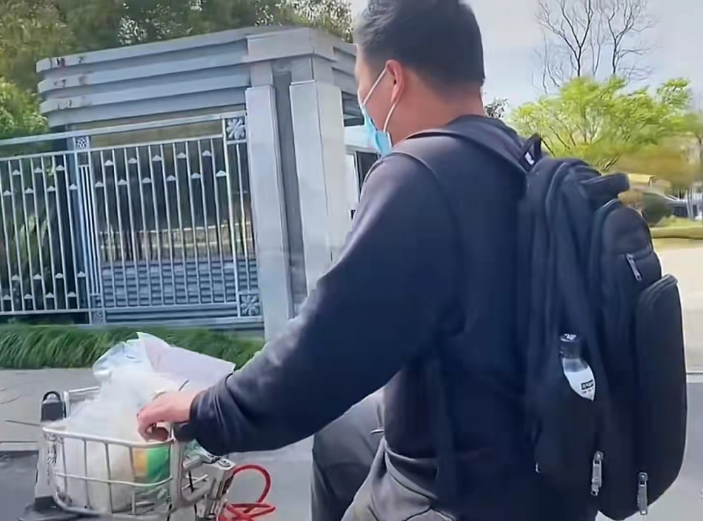 孟偉因為孩子生病因素，當起外送員。（翻攝自每日頭條）