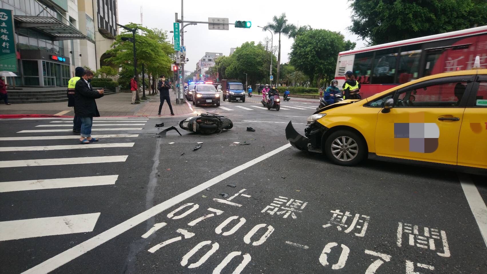 直行的機車騎士與欲左轉的計程車發生碰撞。（翻攝畫面）