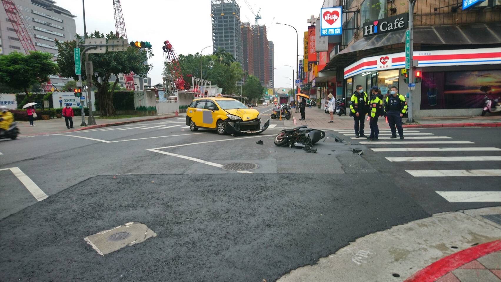 計程車車頭因車禍碰撞幾乎半毀。(翻攝畫面)
