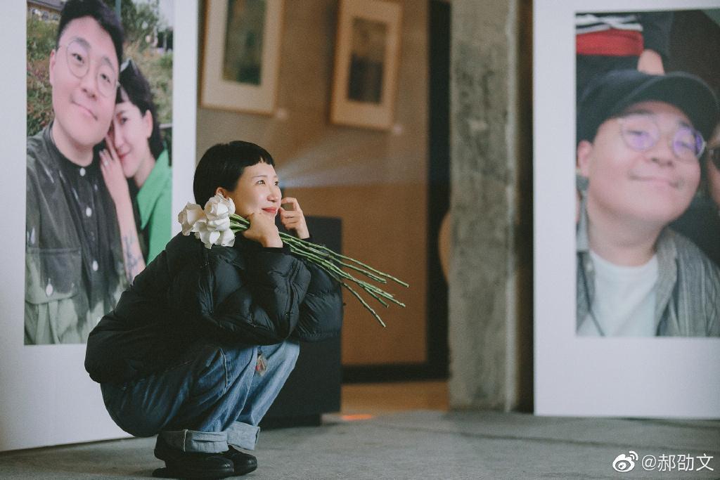 在求婚現場布置了不少兩人一路走來的照片。（翻攝郝劭文微博）