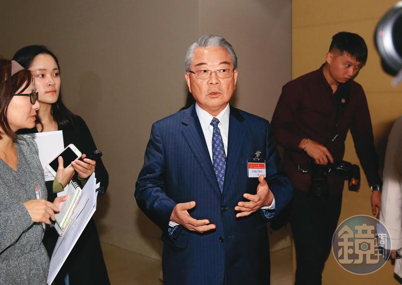 金寶前女婿沈軾榮挑戰董事長許勝雄（中）經營權。