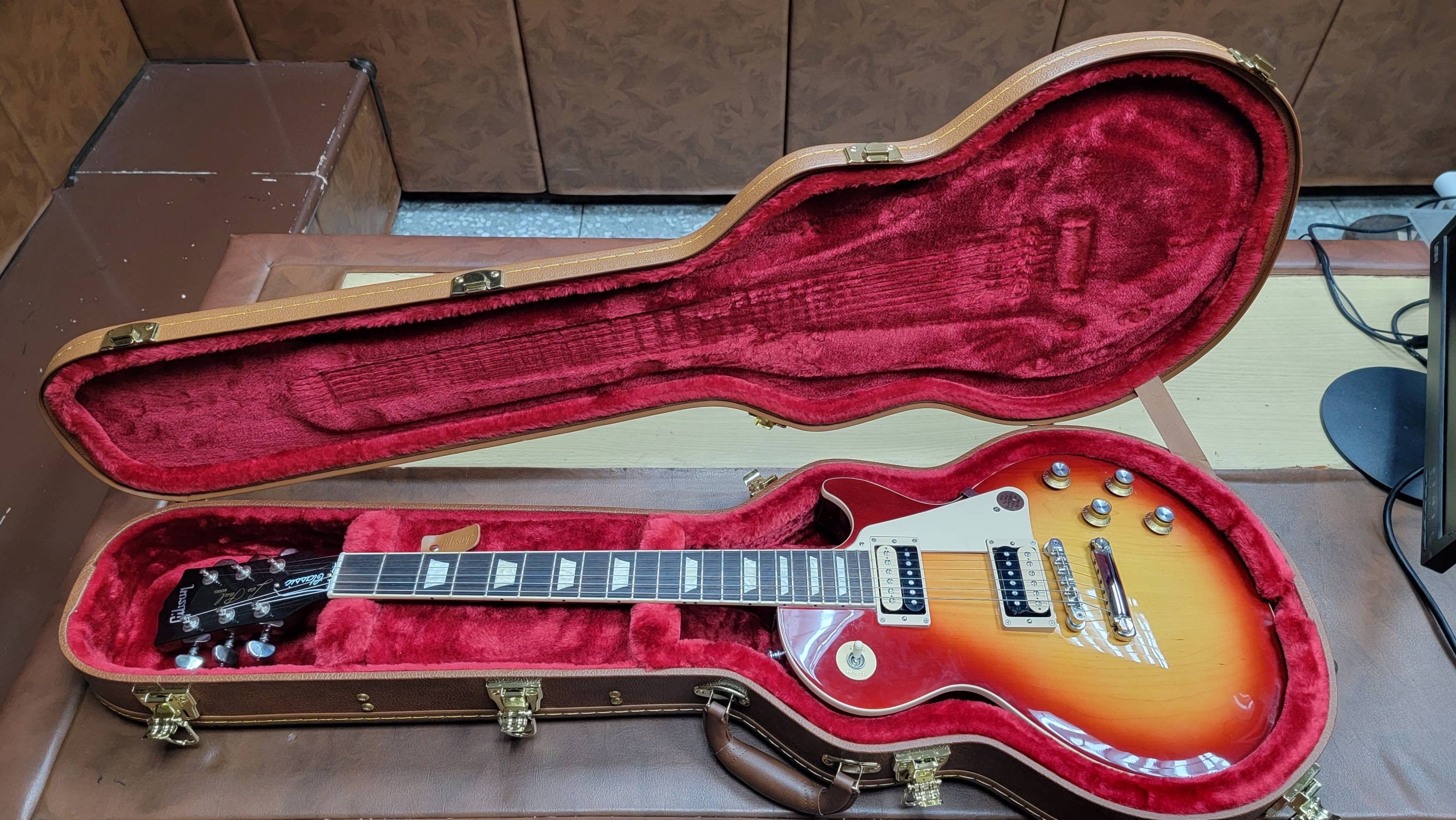 黃女與男友至樂器行盜刷購買電吉他。（翻攝畫面）