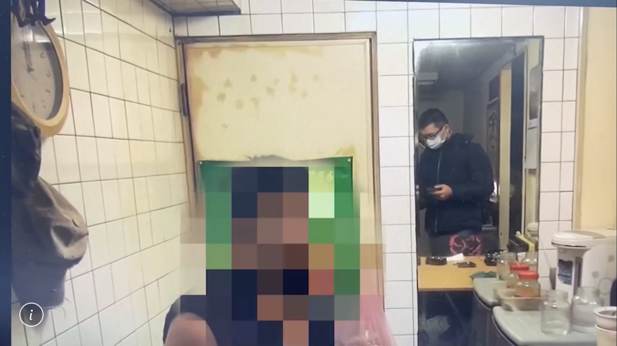 警方循線逮捕黃女及陳男，查扣大批贓物。（翻攝畫面）