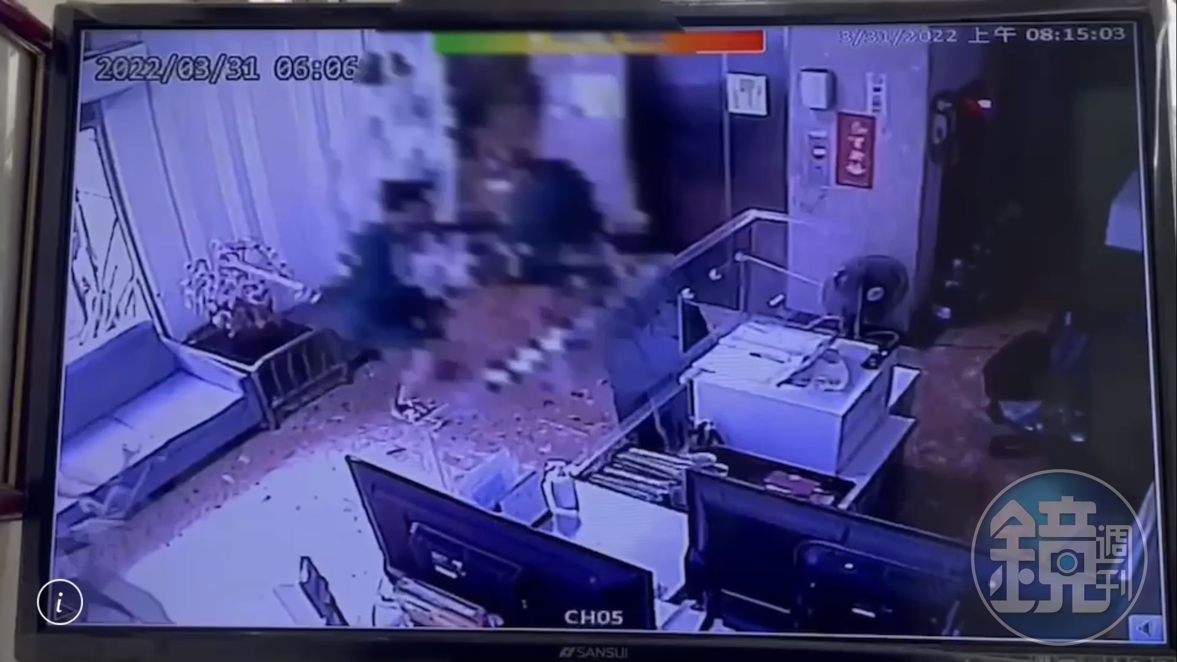 張男一度躲進附近大樓內但仍遭攻擊。（翻攝畫面）