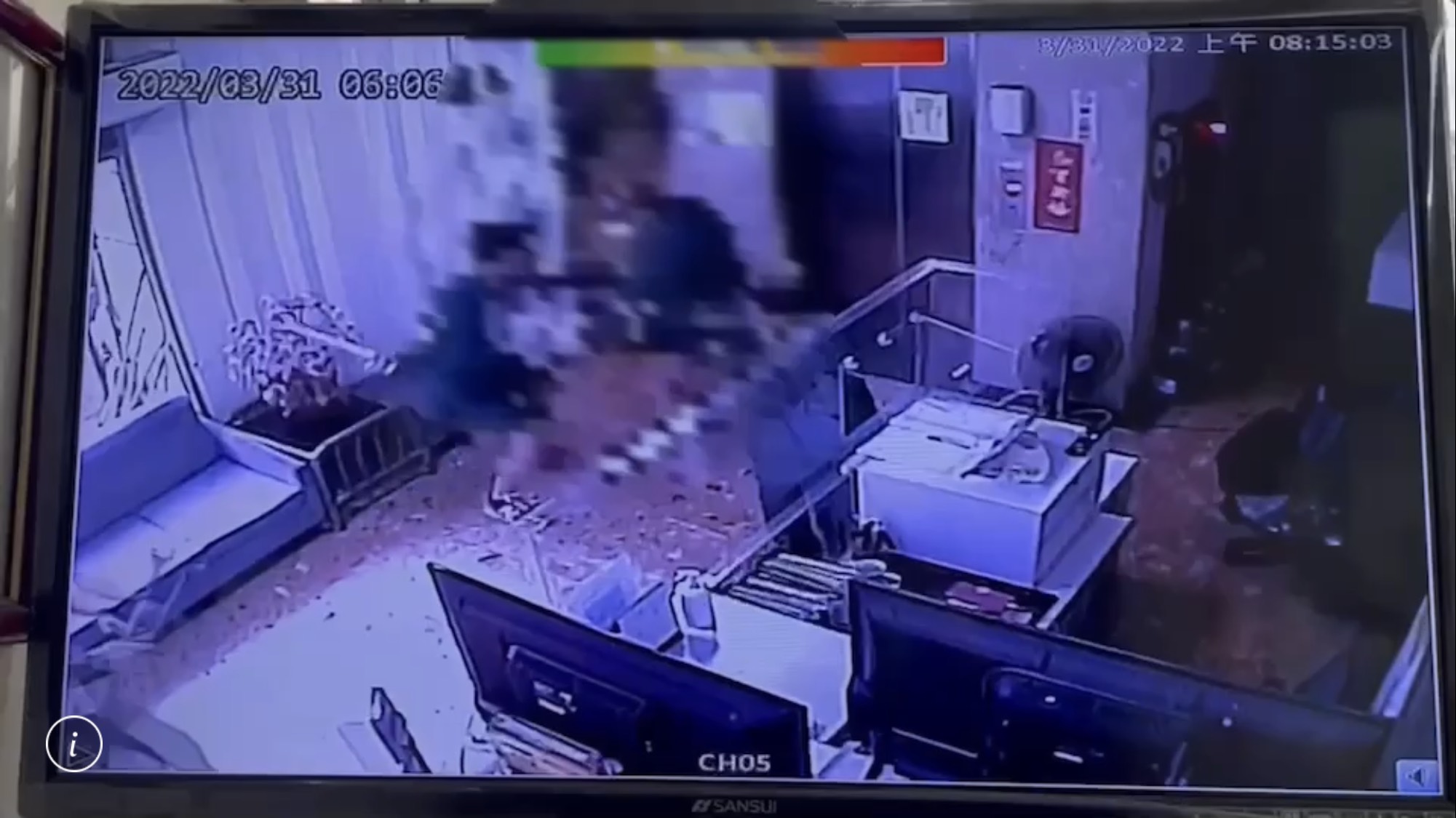 張男一度躲進附近大樓內但仍遭攻擊。（翻攝畫面）