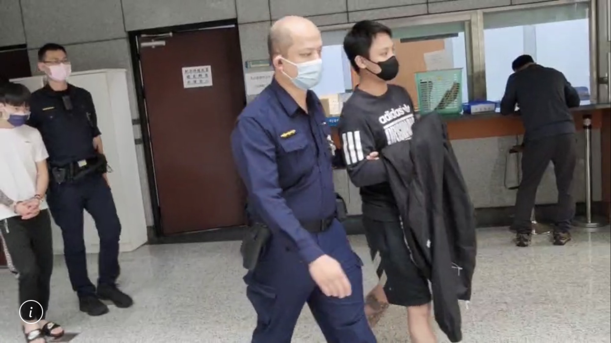 韓、呂兩男因不滿被瞄一眼動手打人，事後自行投案。（翻攝畫面）