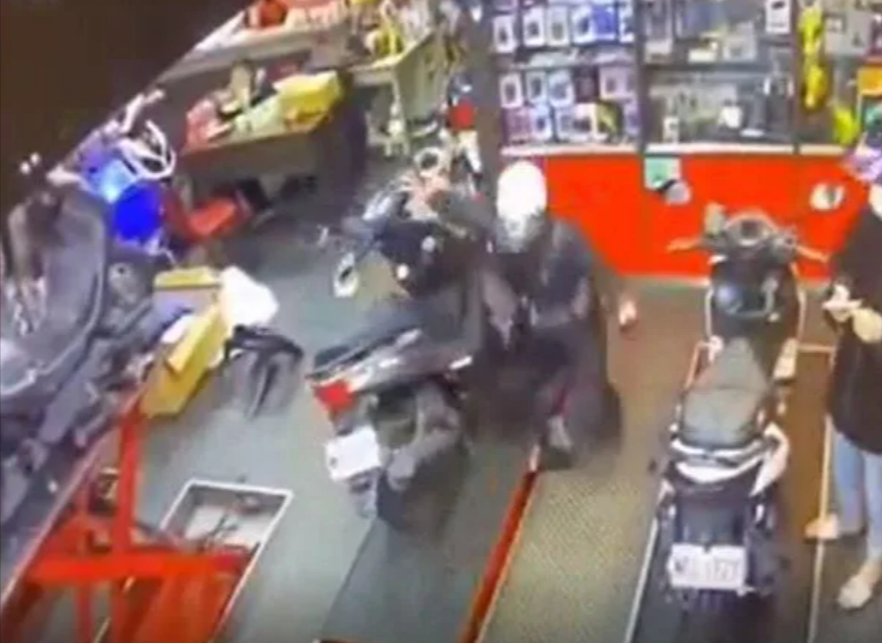 一名到機車行修車的女子，因未留意升降台，造成右腳大姆指被夾傷。（翻攝自臉書爆廢公社）