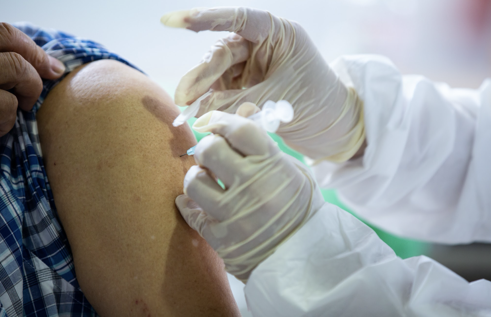 本土確診病例增加，北市祭福利催疫苗打氣。（資料照）