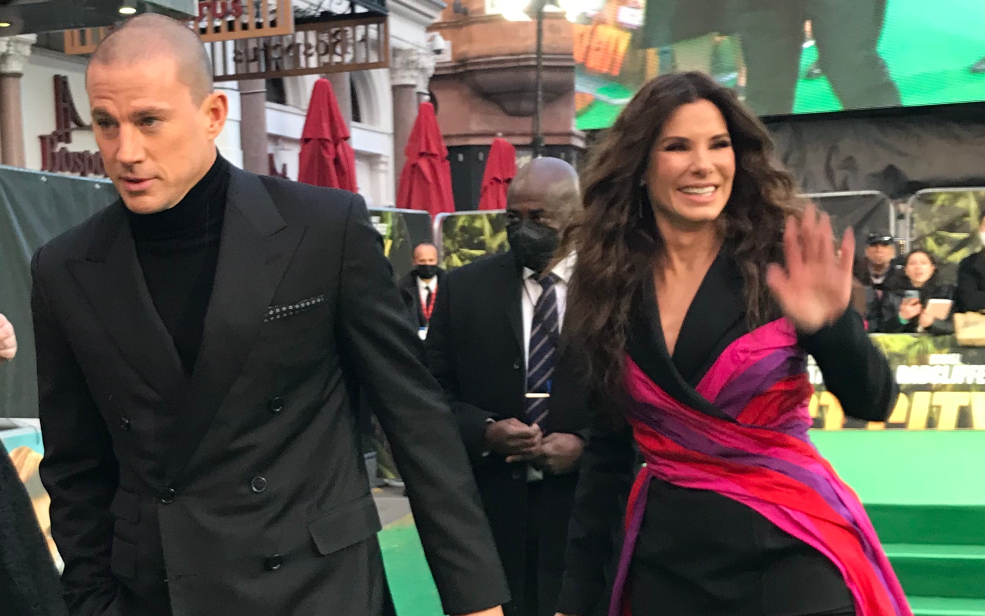 查寧塔圖（左）與珊卓布拉克（右）在《失落謎城》倫敦首映終於碰頭啦。（UIP提供）