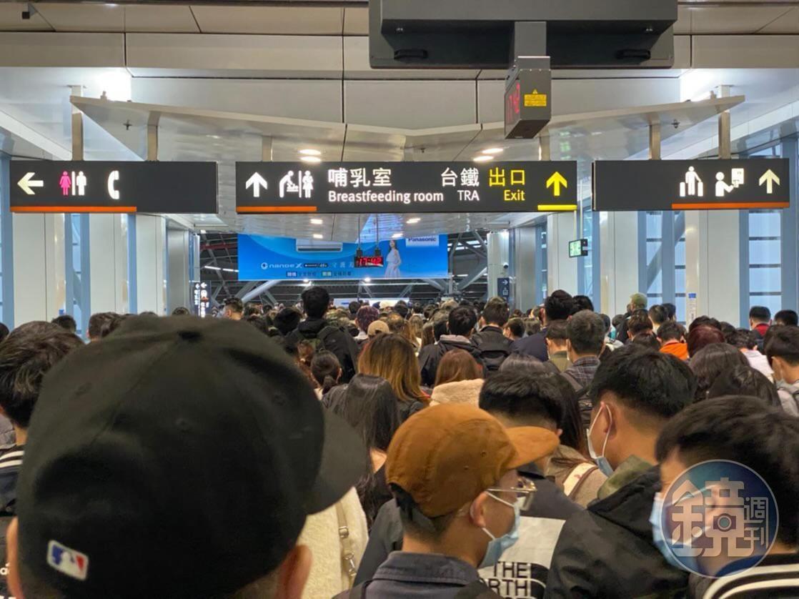 稍早高鐵左營站發生電力異常問題，大批民眾在台南站下車等待接駁。（讀者提供）