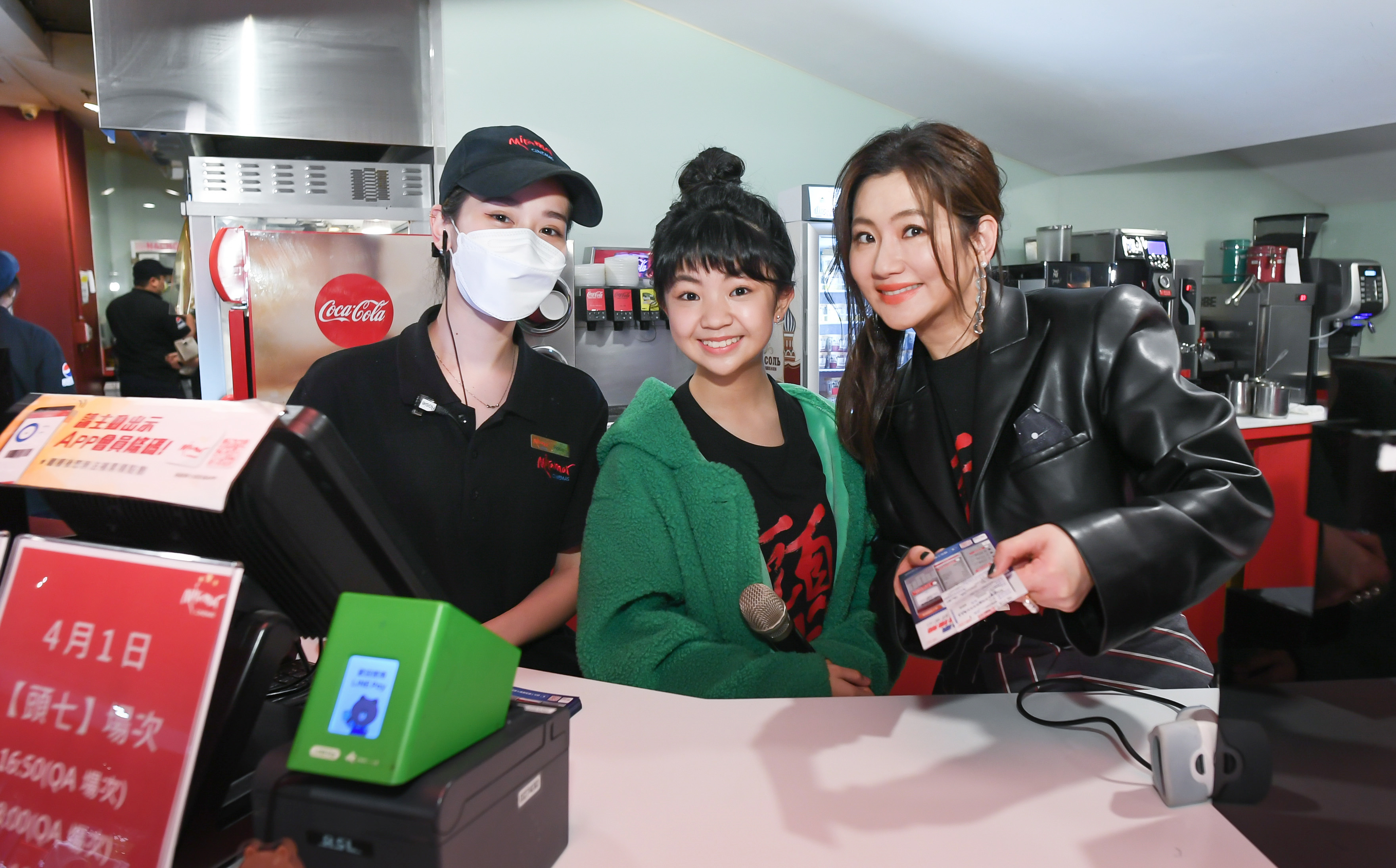 Selina為首部主演電影勤跑宣傳，與片中女兒吳以涵擔任一日店長催票。（皮諾丘電影提供）