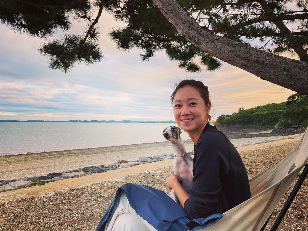 孔曉振接到孫藝真新娘捧花後被爆好事將近，她大方認愛小10歲歌手男友Kevin Oh。（翻攝孔曉振IG）