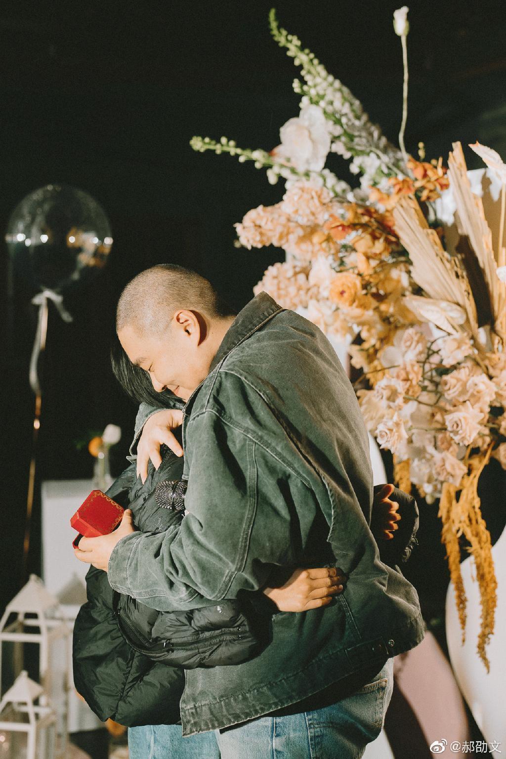 求婚成功後，經紀人表示郝劭文會找時間領證結婚。（翻攝郝劭文微博）