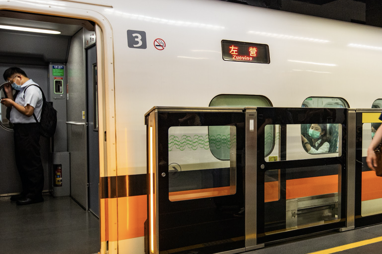 一名馮姓女子對高鐵售票員辱罵「王X蛋」，被法院判罰9千元。（本刊資料照）