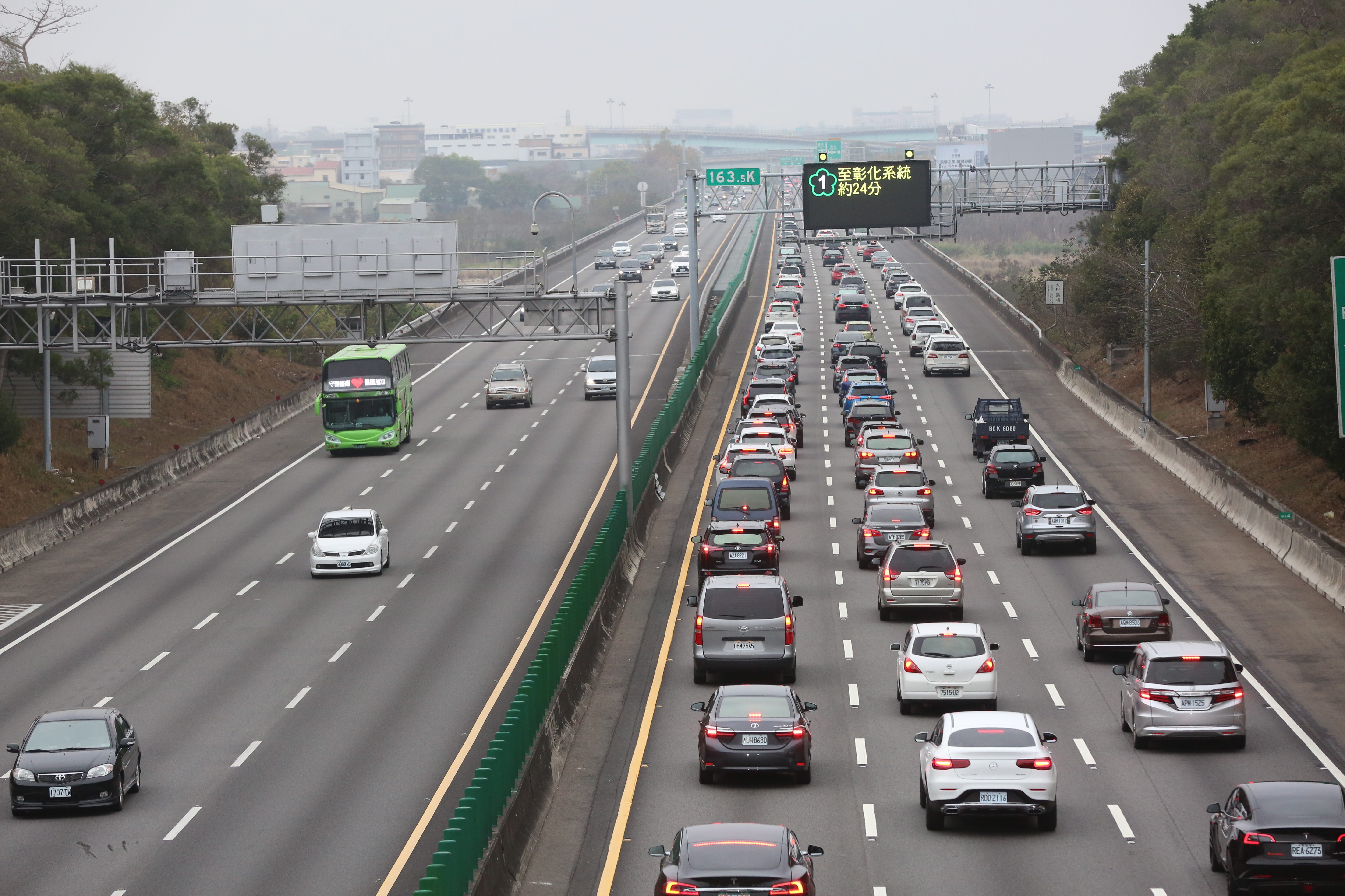 清明連假首日迎來車潮，國道南向多路段時速僅不到40公里。（本刊資料照）