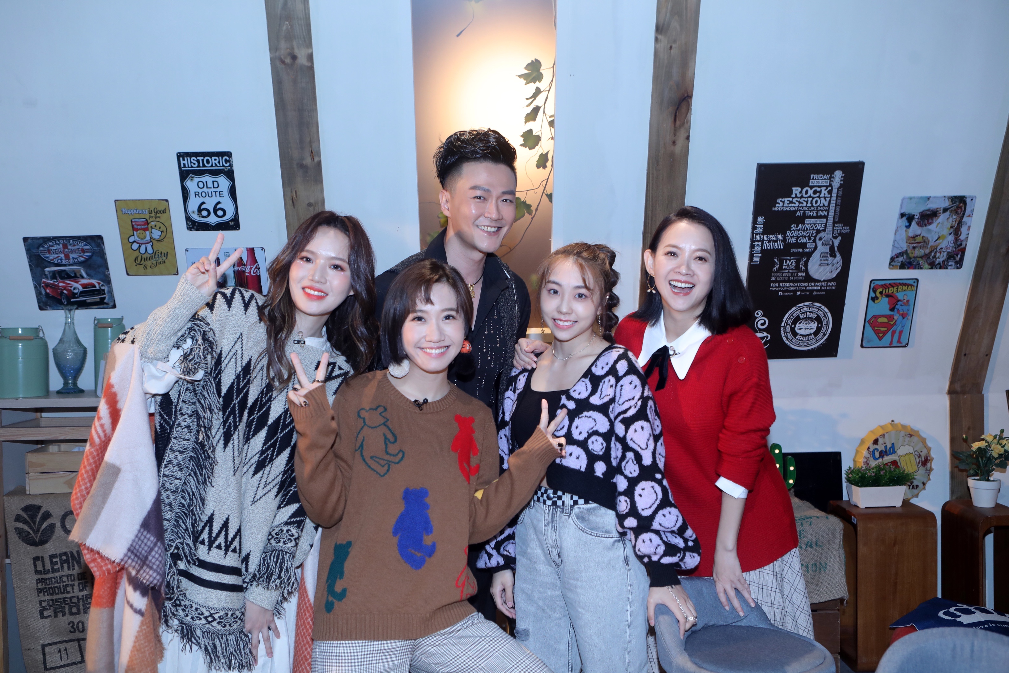 公視《姐妹們的音樂萬萬歲》文慧如、LuLu黃路梓茵、林俊逸、艾薇 曾寶儀一同分享《離家背井來打拼》辛酸事。（公視提供）