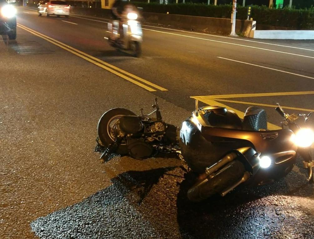 一對母子騎車行經興農路左轉時,與同向賓士轎車擦撞,經搶救後二人皆不治。(翻攝畫面)