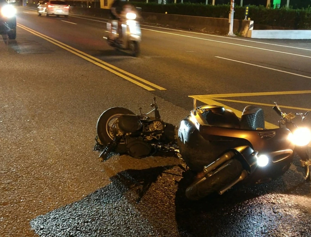 一對母子騎車行經興農路左轉時,與同向賓士轎車擦撞,經搶救後二人皆不治。(翻攝畫面)