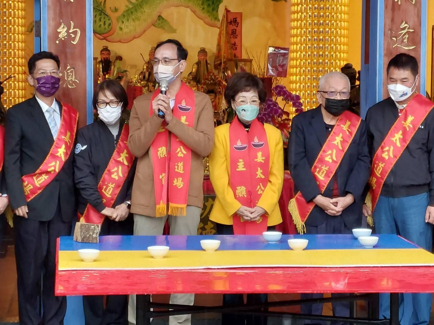 姜太公客家大院邀請國民黨主席朱立倫、前副總統呂秀蓮、苗栗縣正、副議長鍾東錦、鄧桂菊、立委陳超明、台綜院創辦人劉泰英、苗栗縣小英之友會總會長徐定禎等藍綠政治人物，為飽受戰火之苦的烏克蘭舉辦點燈祈福儀式。（姜太公客家大院提供）