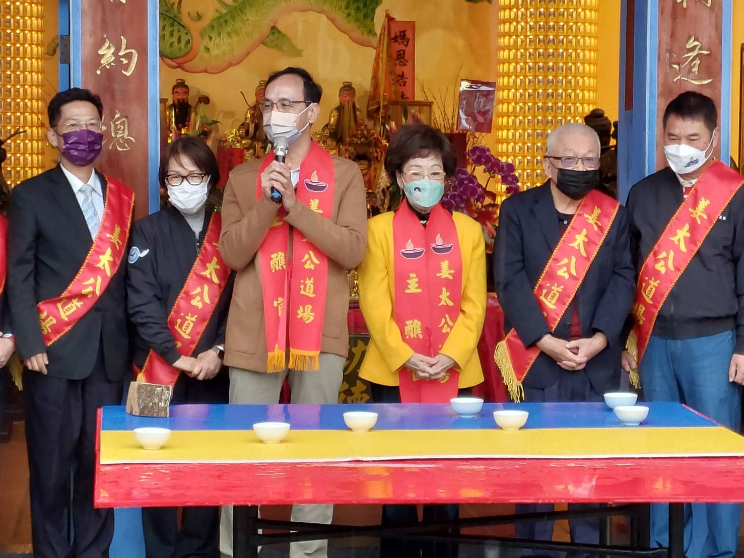 姜太公客家大院邀請國民黨主席朱立倫、前副總統呂秀蓮、苗栗縣正、副議長鍾東錦、鄧桂菊、立委陳超明、台綜院創辦人劉泰英、苗栗縣小英之友會總會長徐定禎等藍綠政治人物，為飽受戰火之苦的烏克蘭舉辦點燈祈福儀式。（姜太公客家大院提供）