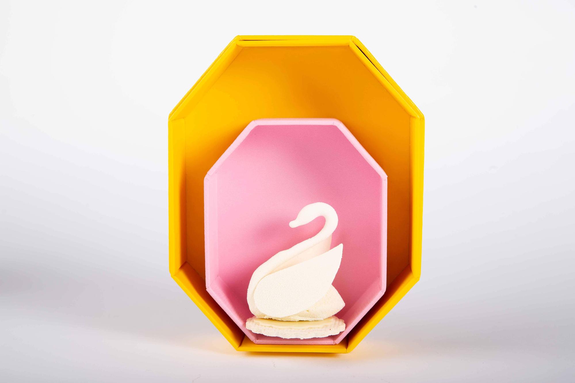 以SWAROVSKI經典天鵝造型為靈感的「紅醋栗香橙奶油慕斯」。（SWAROVSKI提供）