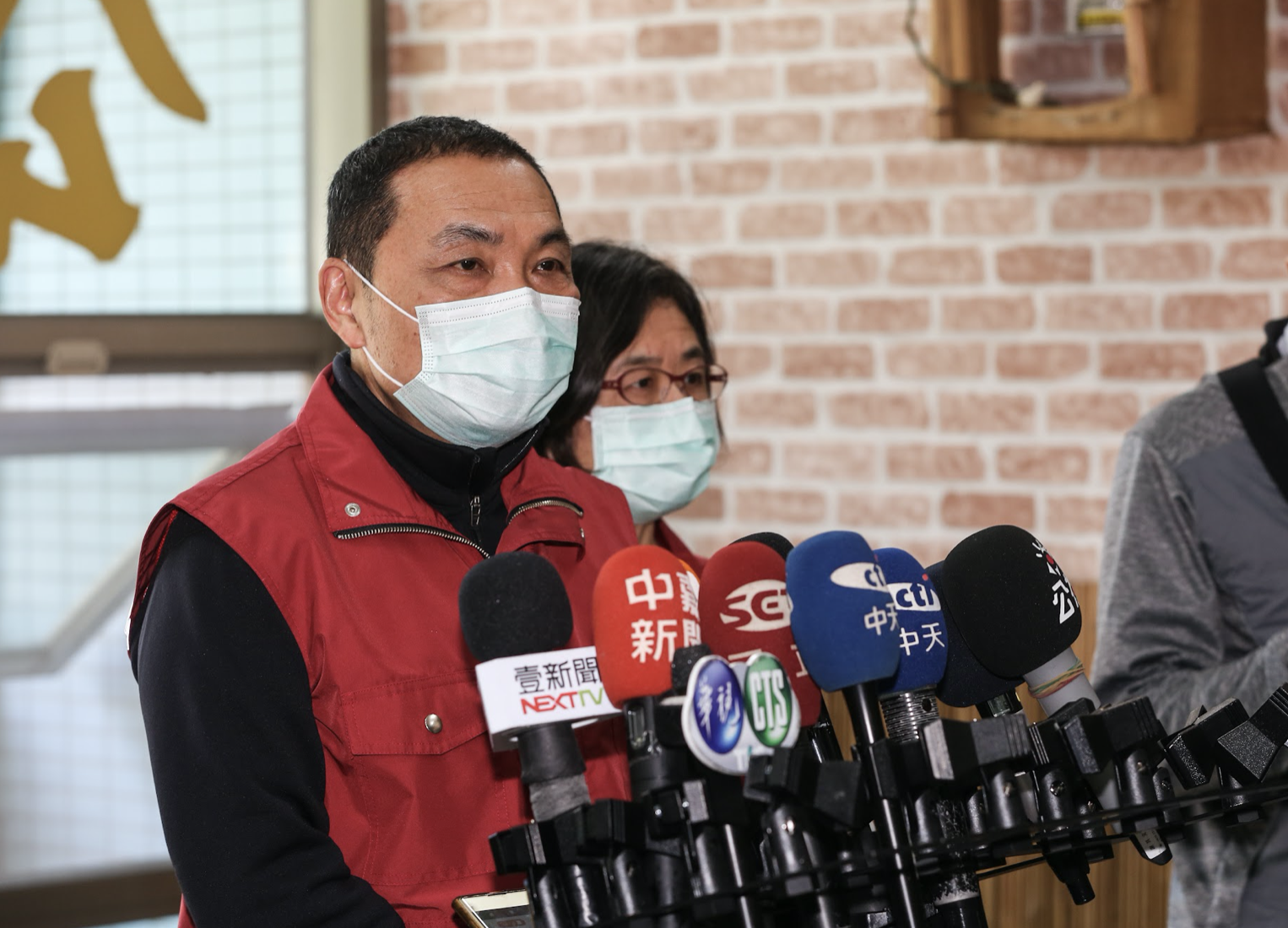 新北市長侯友宜今宣佈加強國小防疫措施，暫停跨校大型活動，學校視疫情滾動檢討戶外教學、畢業旅行活動。（資料照）