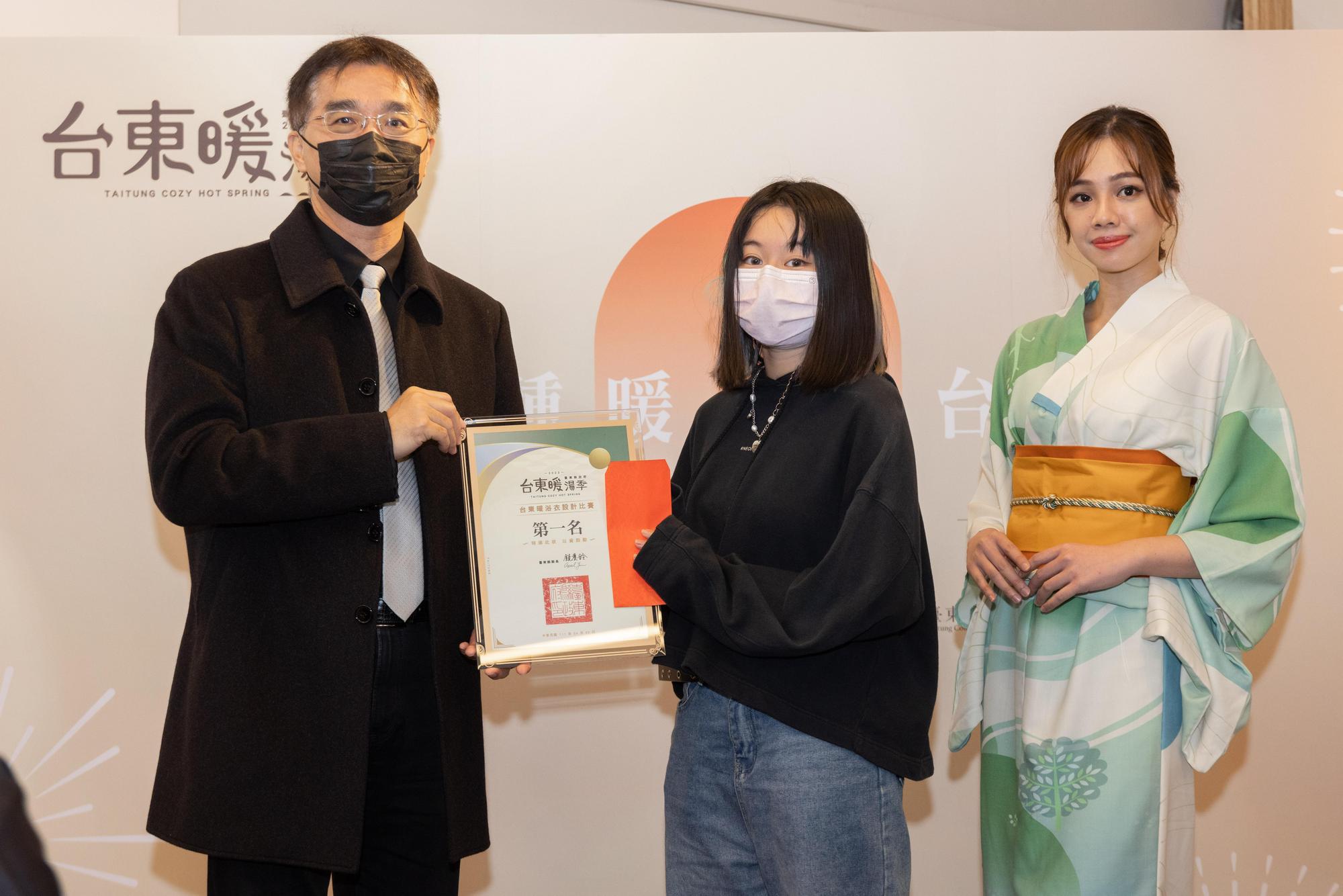 由設計師鄭佳蓉所設計的作品「山中溫泉浴衣」獲得第一名殊榮。（台東縣政府提供）