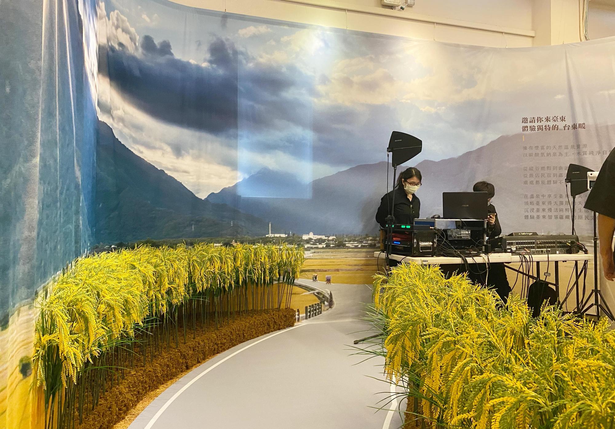 《有一種暖，是台東暖》將台東稻田印象搬進展中。（台東縣政府提供）