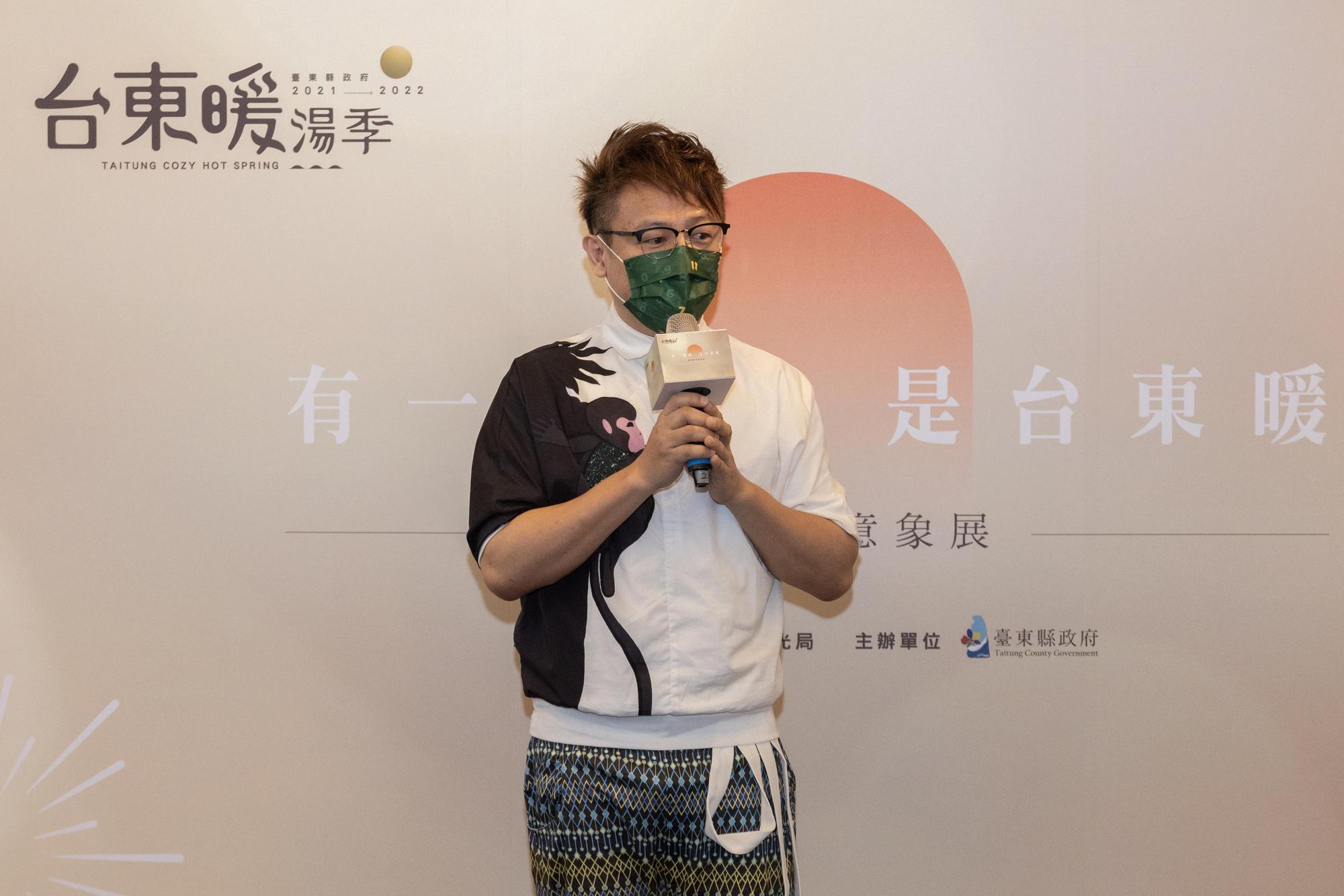 「台東暖浴衣」設計比賽評審長暨當代時尚設計師沙布喇．安德烈是台東原民之光。（台東縣政府提供）