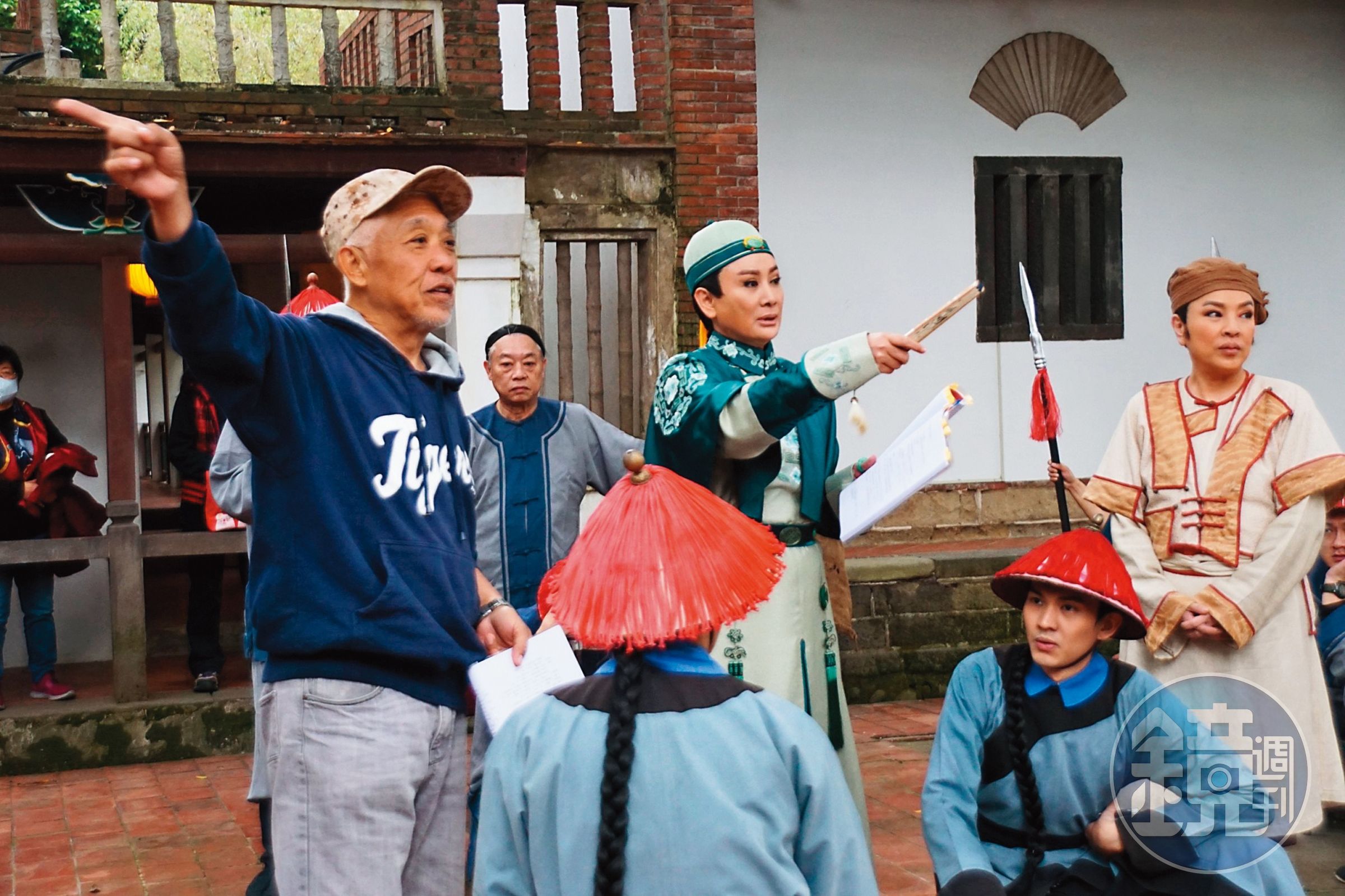 製作人陳亞蘭（中）身兼男主角及戲曲導演，在林家花園拍攝現場，與導演葉鴻偉（左）討論演員走位。（欣湉國際提供）