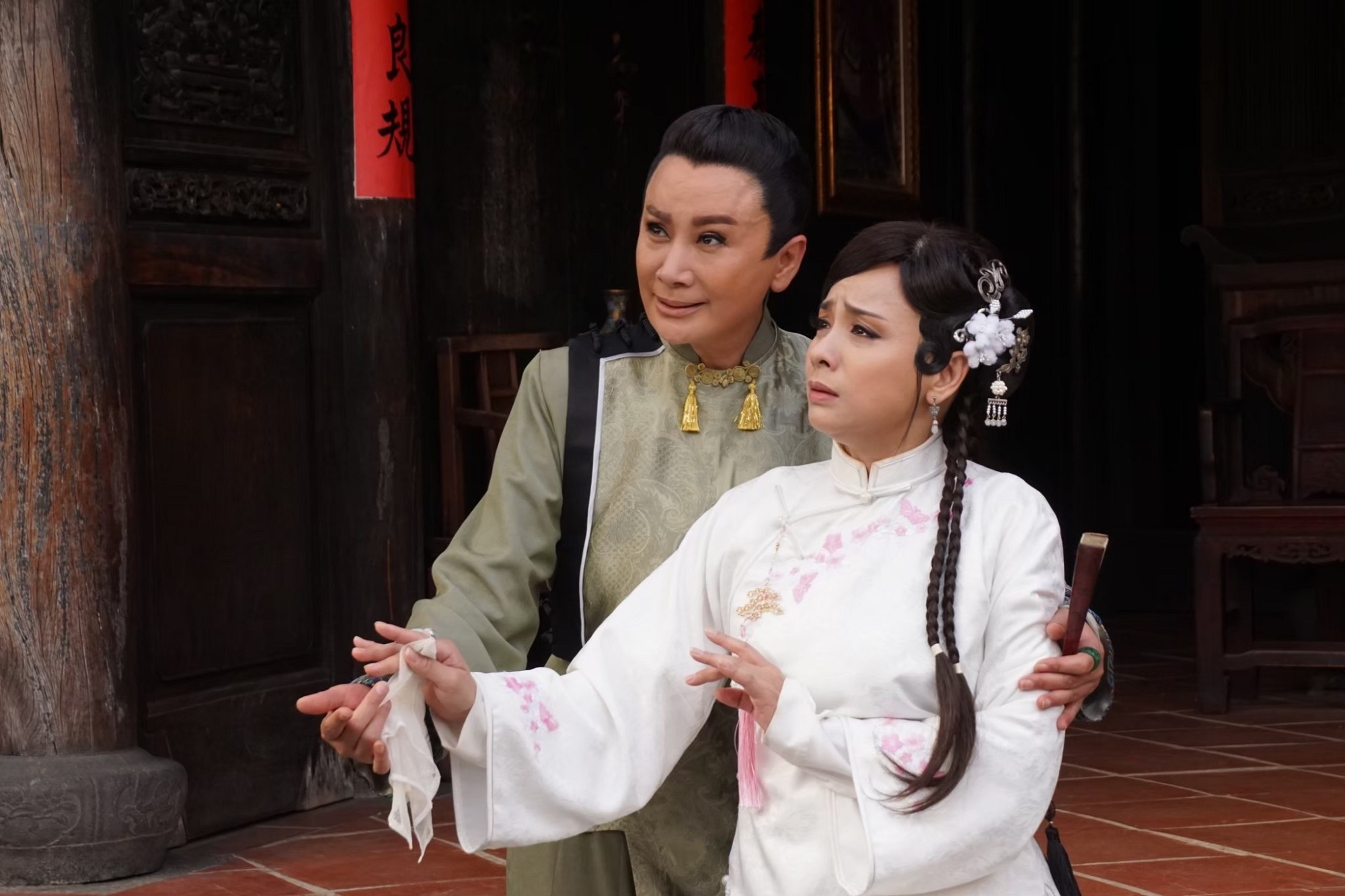 設計師王彥熙以淡雅的色系，為陳亞蘭（後）量身訂製具現代感剪裁的戲服。（欣湉國際提供）