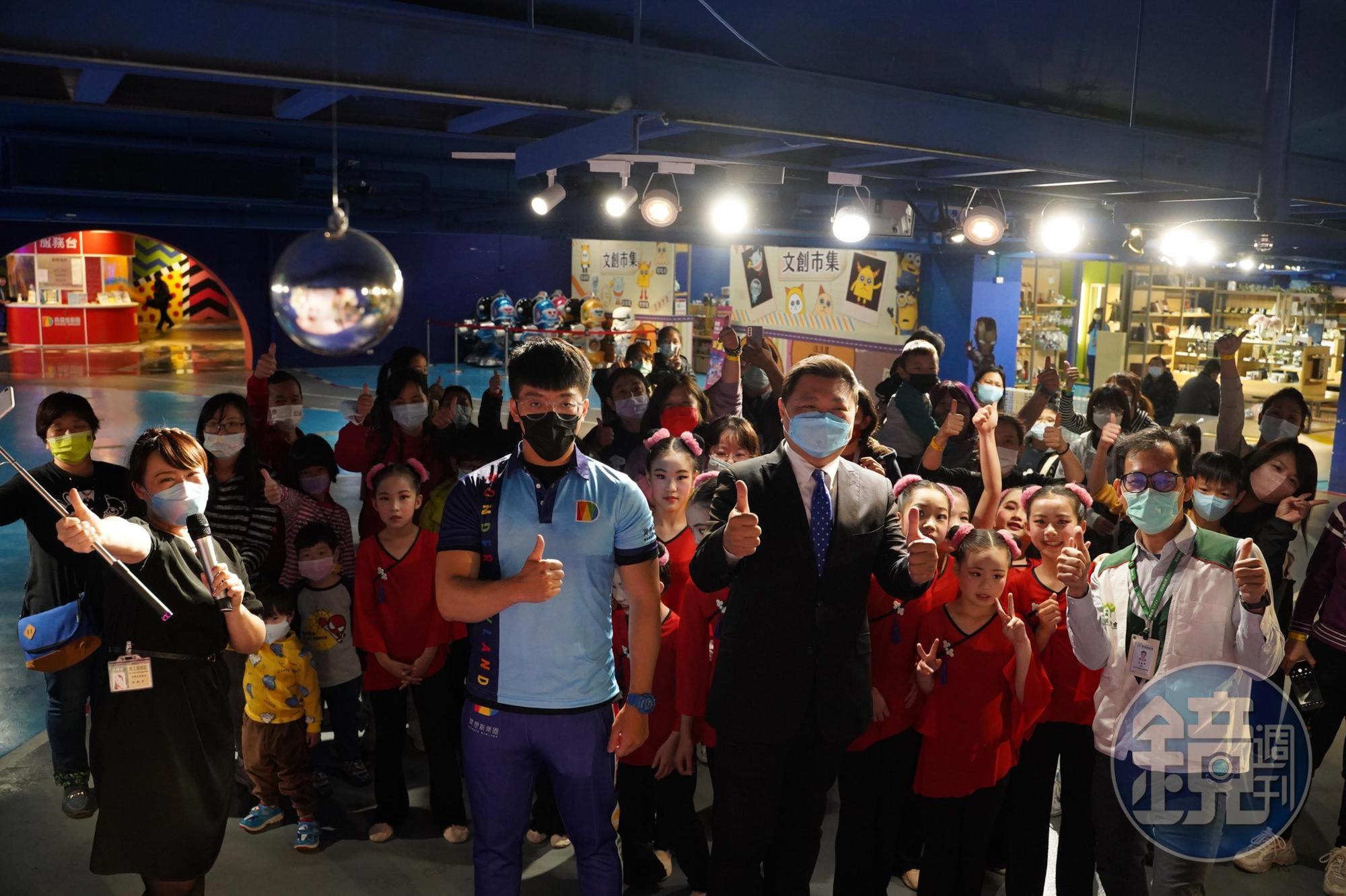 中陽集團在兒童節前夕，邀請南台中家扶中心的130個受扶助家庭，親子共遊旗下「異想新樂園」。（讀者提供）