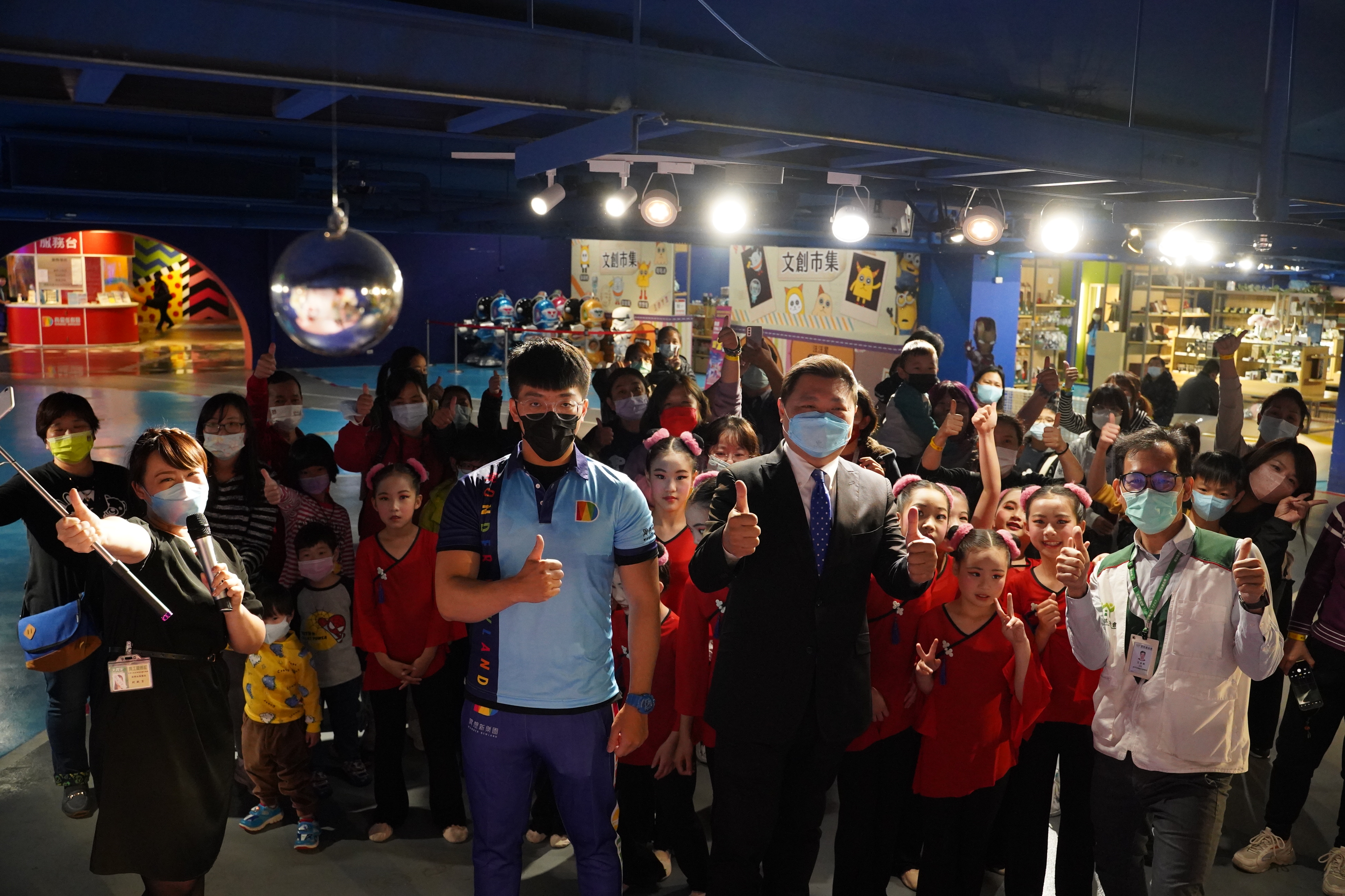 中陽集團在兒童節前夕，邀請南台中家扶中心的130個受扶助家庭，親子共遊旗下「異想新樂園」。（讀者提供）