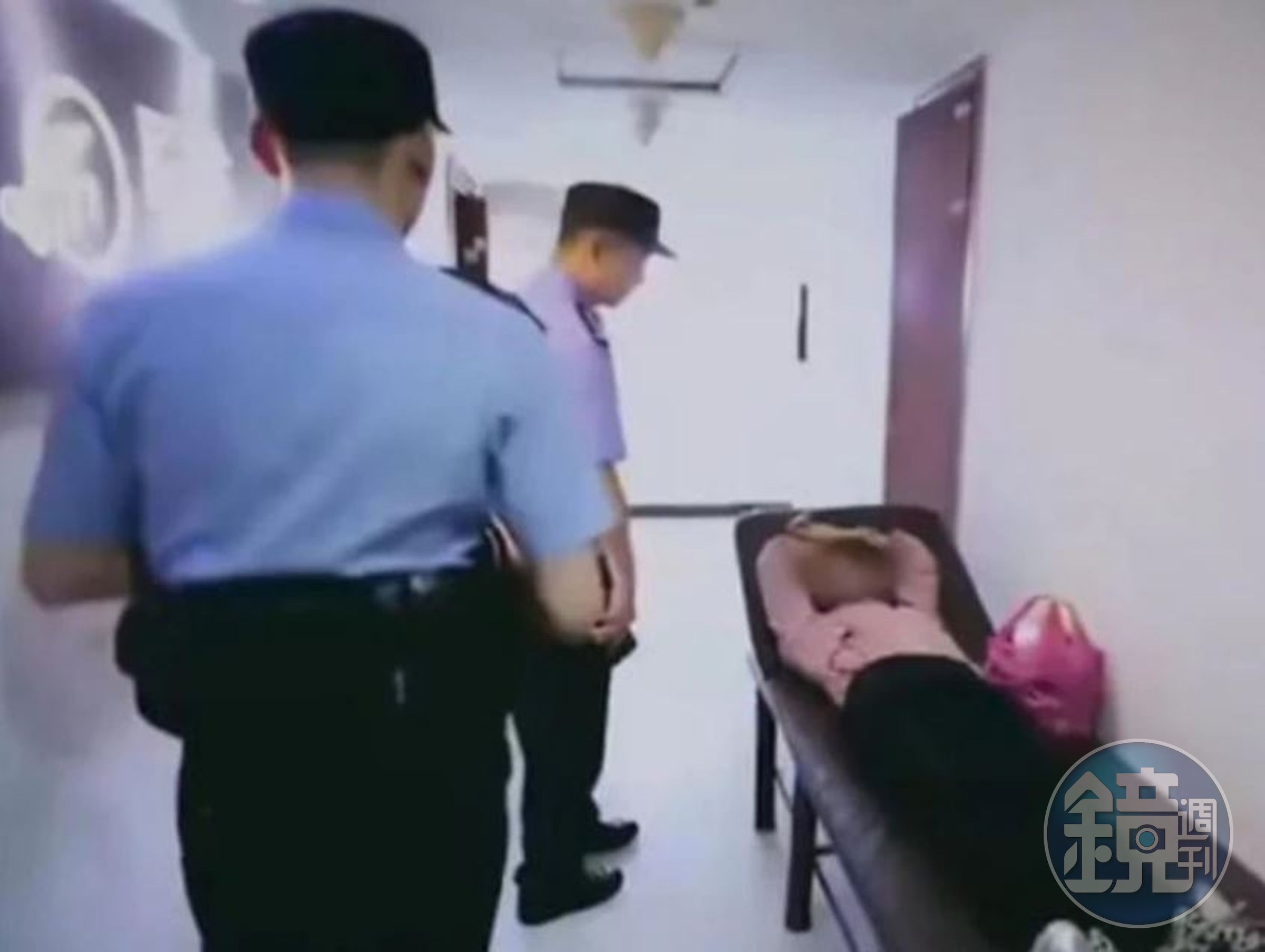 警方獲報趕到現場時，發現女子已經穿好衣服，躺在健身房的一張長椅上。（翻攝《網易新聞》）