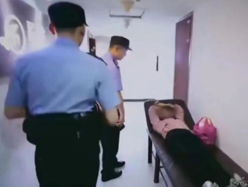 警方獲報趕到現場時，發現女子已經穿好衣服，躺在健身房的一張長椅上。（翻攝《網易新聞》）