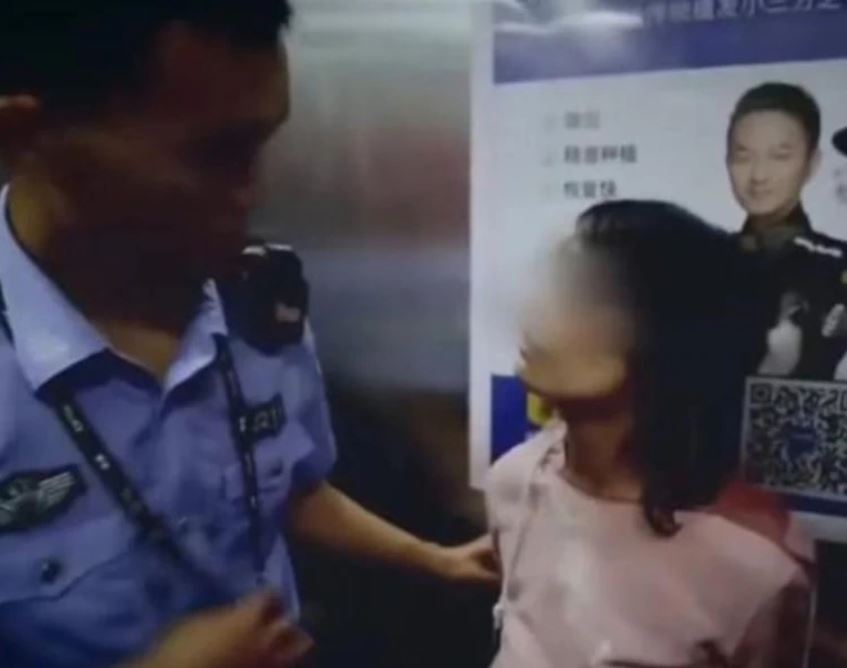 這名女子看到警察後想要離開，但卻被警方逮著。（翻攝《網易新聞》）