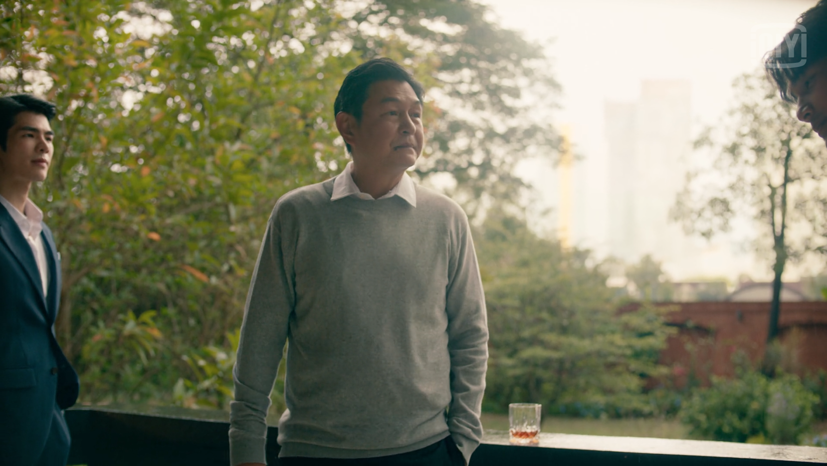 泰星松希努諾卡空希是常出現在各齣泰劇的「爸爸熟面孔」，這次飾演黑幫家族大家長，是Kinn的爸爸。（翻攝愛奇藝國際站）
