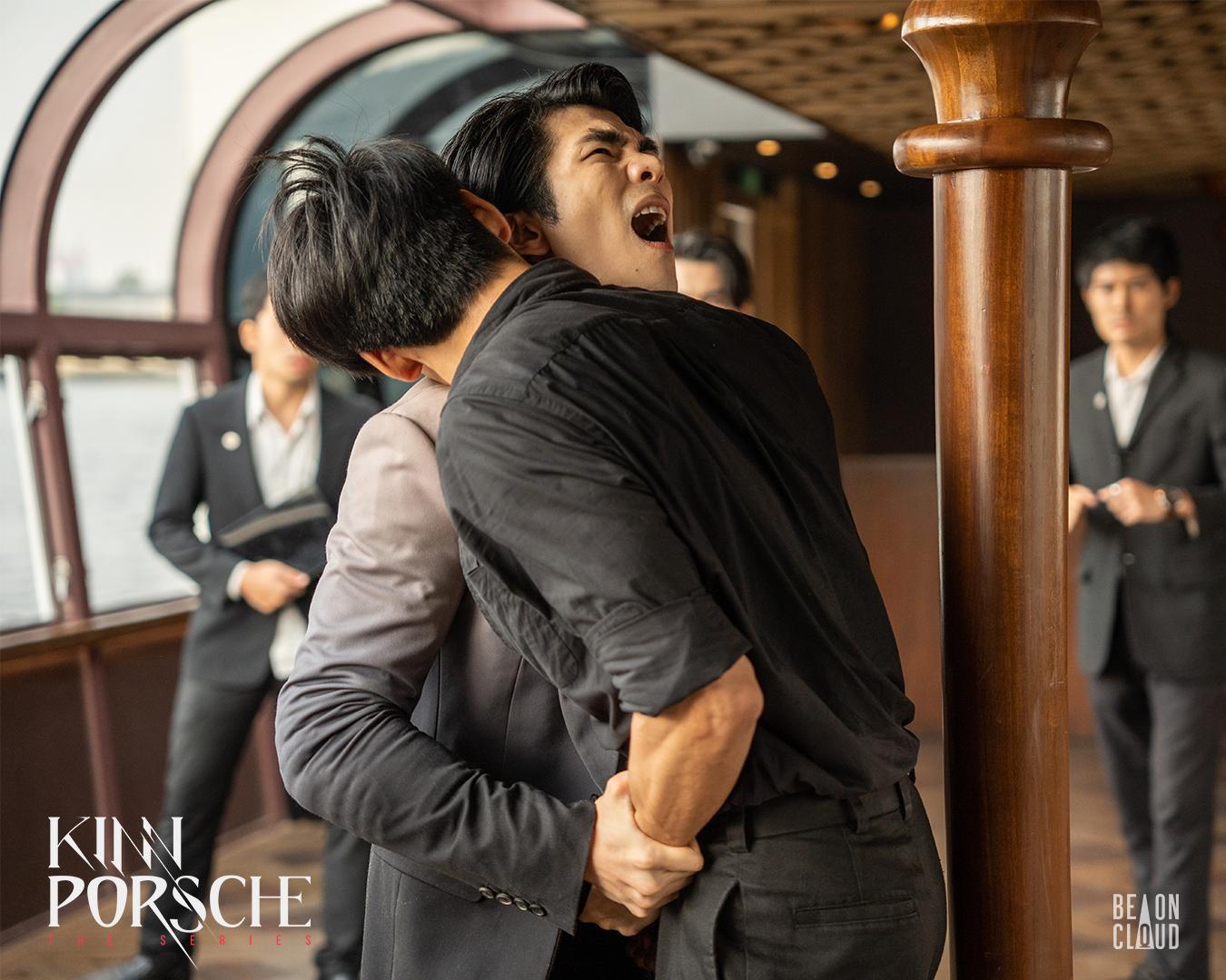 Porsche(右)不但對Kinn出手「偷桃」,還在對方脖子咬一口,比野貓還要兇。(愛奇藝國際站提供)