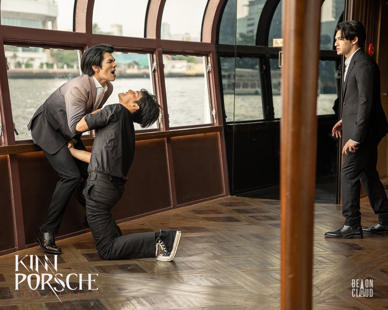 黑幫少爺Kinn（左）與大學生Porsche（中）一對一單挑，Porsche打不過竟然偷襲Kinn下體，讓他痛到面目猙獰。（愛奇藝國際站提供）