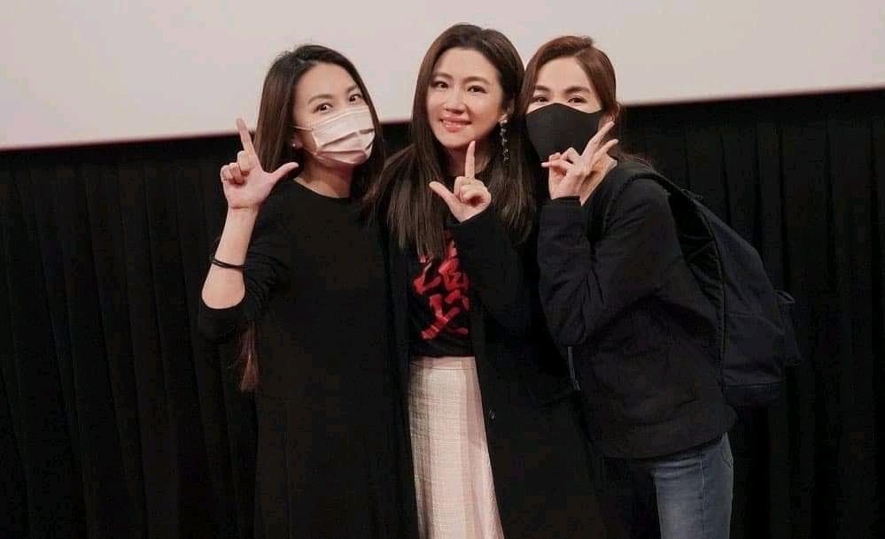 Hebe（左）與Ella（右）力挺好姐妹Selina（中）與，抽空觀看電影《頭七》，3人再度合體。（翻攝自Selina臉書）