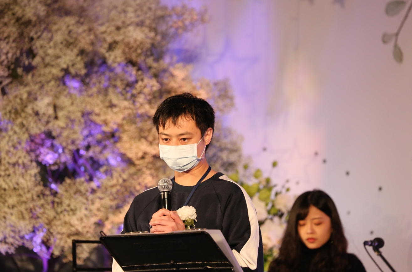 事故罹難的副駕駛的哥哥江先生於會場說：「弟弟你放心飛吧！爸爸媽媽我會照顧，雖然你不在了，我會獨立完成我們的夢想」。（讀者提供）