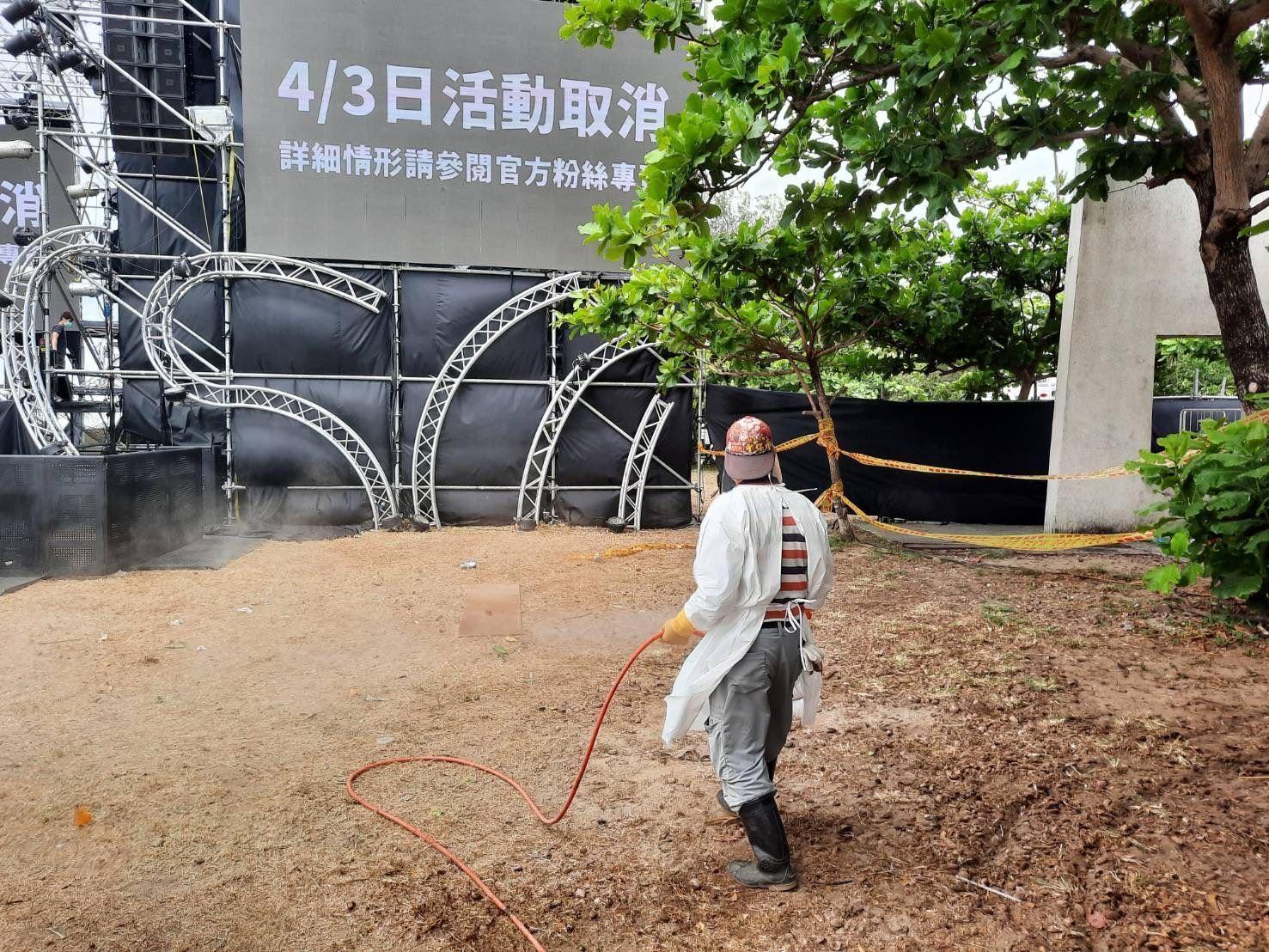 台灣祭傳出有確診者到訪，活動緊急取消，縣府也派員前往現場清消。（屏東縣政府提供）