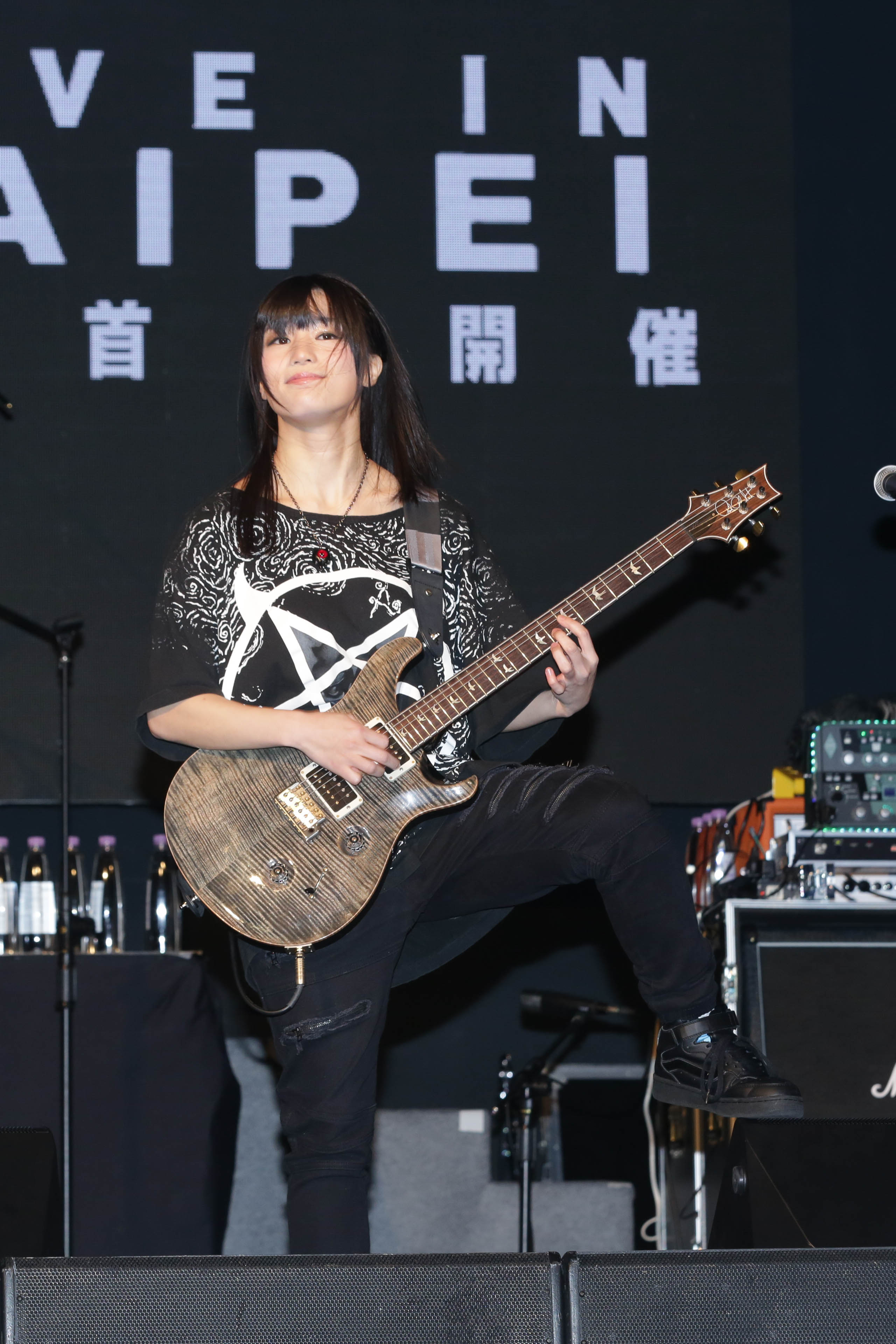 2018年高橋聖子(右)與樂團荷爾德林在台表演。